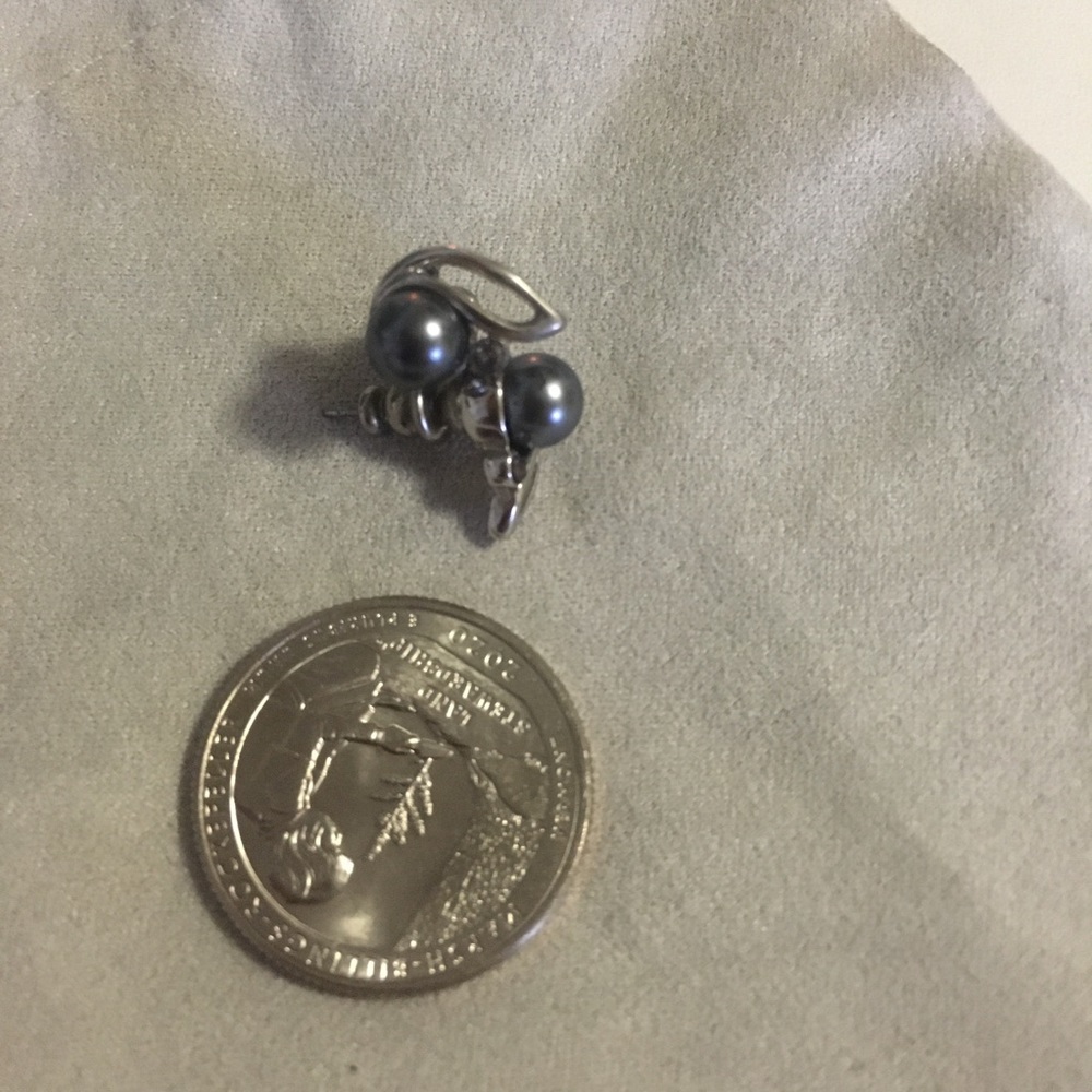 Faux pearl earrings - Picture 3 of 6